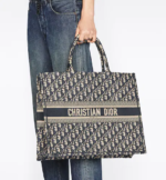 LARGE DIOR BOOK TOTE Blue Dior Oblique Embroidery (42 x 35 x 18.5 cm) - Image 5