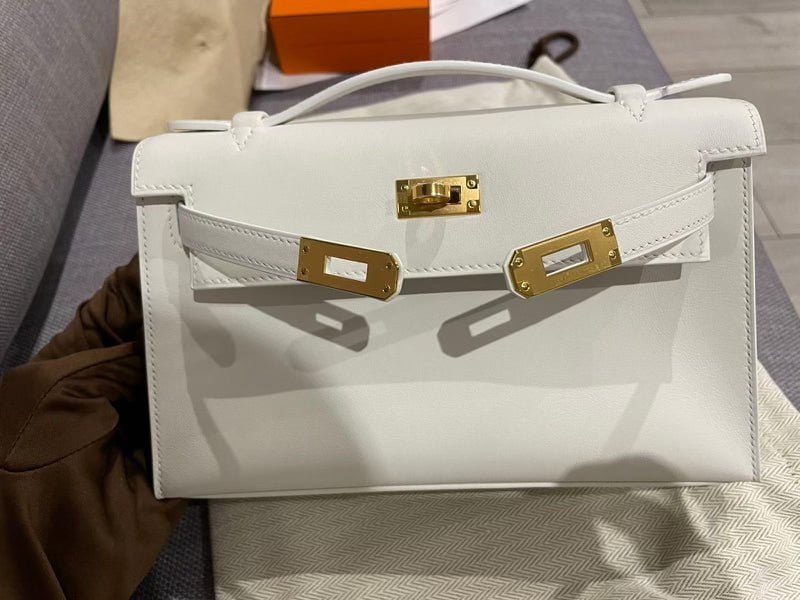 61B18A72-EB8F-E472-7CDC-0B4894CEA5F5 Hermès Kelly Pochette White Swift Gold Hardware - Image 1
