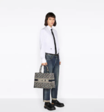 MEDIUM DIOR BOOK TOTE Blue Dior Oblique Embroidery (36 x 27.5 x 16.5 cm) - Image 4