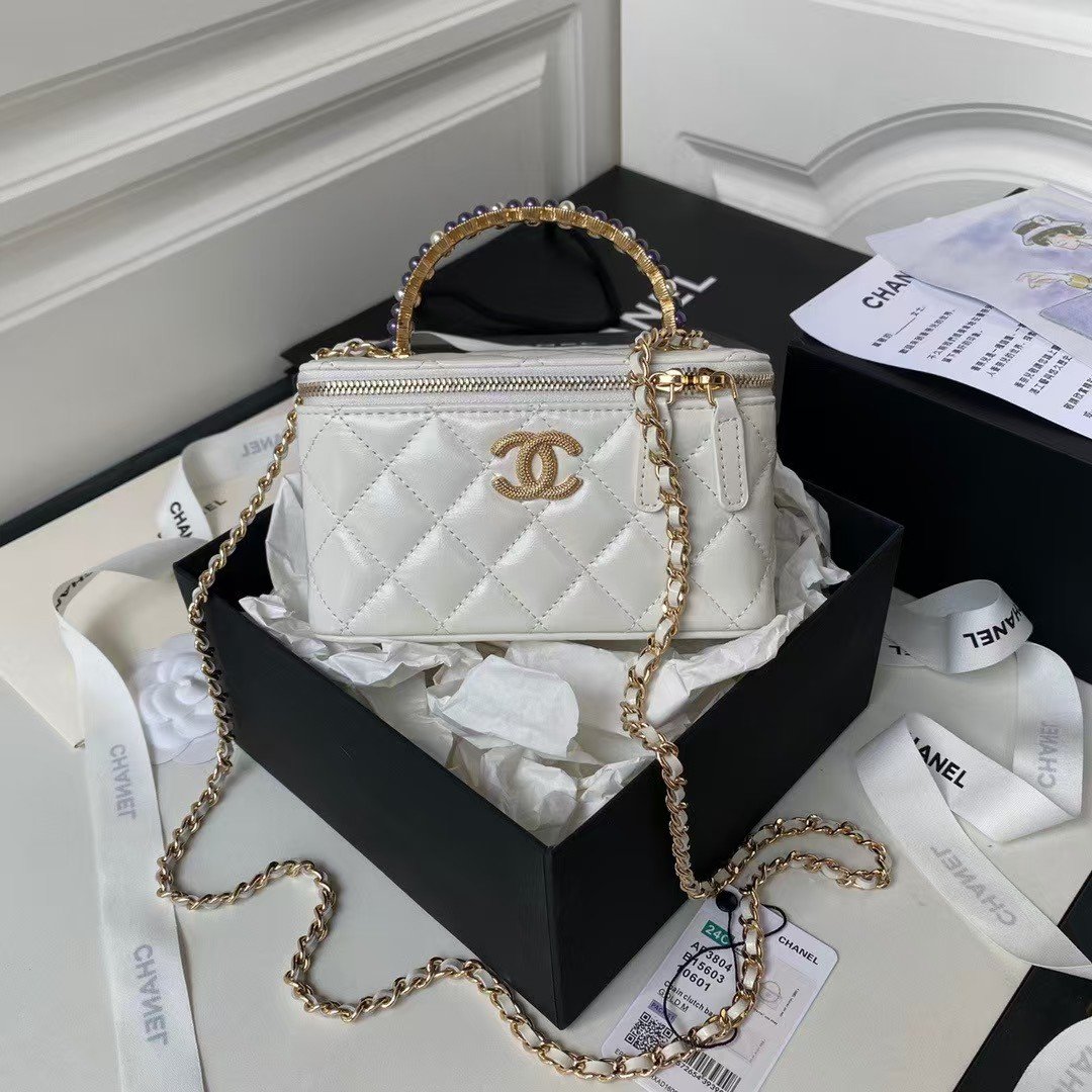 1b809fc362964dbaaa6822f7be6f62ab.jpg Chanel AP3804 Clutch Lambskin Cosmetic Bag With Pearl Handle White - Image 1