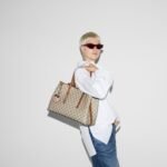 GG Emblem Medium Tote Bag - Image 3