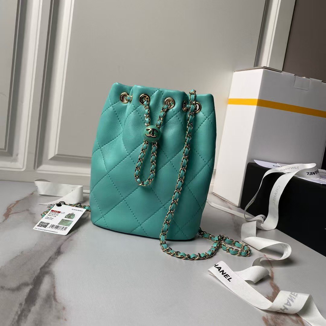 6f58b53c8dd14ab79dc95106f24b5a81.jpg Chanel 24S AS4810 Medium CC Drawstring Backpack Shiny Lambskin Light Gold Hardware Green - Image 1
