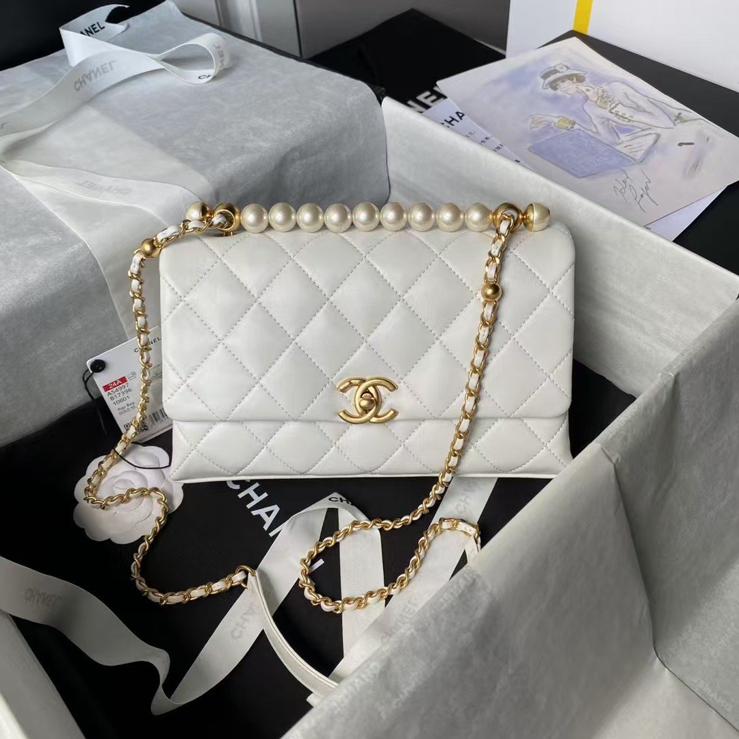 bf2696b5b61248fba6593bda467d2522.jpg Chanel AS4997 Flap Bag Top Handle Shiny Lambskin Imitation Pearl & Gold Metal White - Image 1