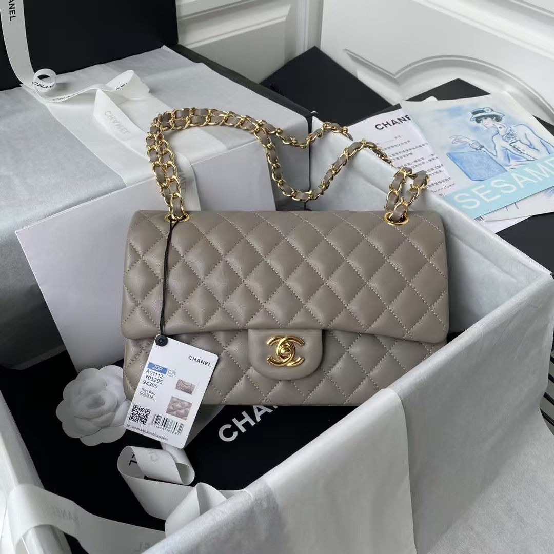 dbbe32b4c6764b3fa82c8f4f5f07a4ff.jpg Chanel Classic 11.12 Handbag Gold Hardware - Image 1