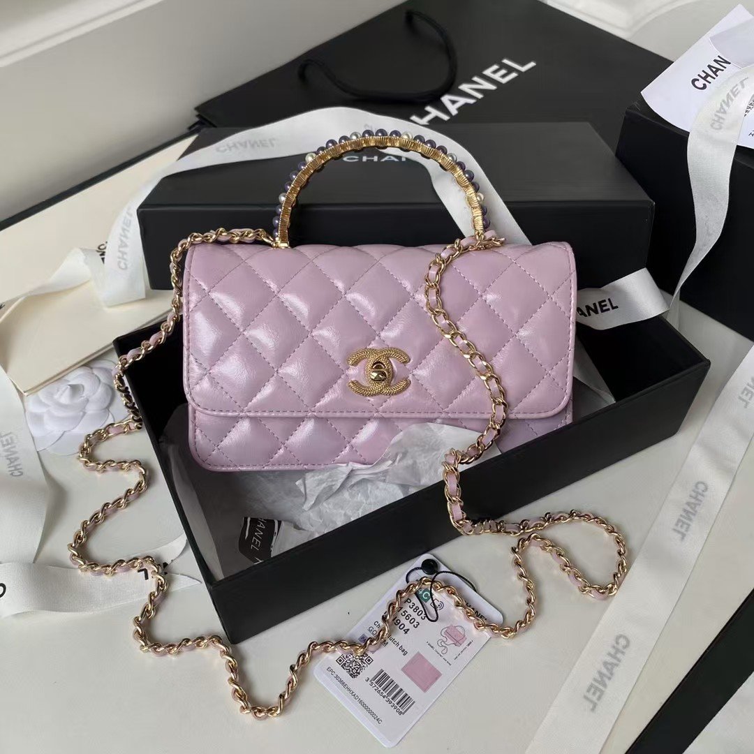e40902814e7045719e9f28bb96e644e7.jpg Chanel 24P AP3803 Shiny Crinkled Lambskin Chain Clutch Pearl Handle Purple - Image 1