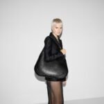 Gucci B Medium Shoulder Bag - Image 3