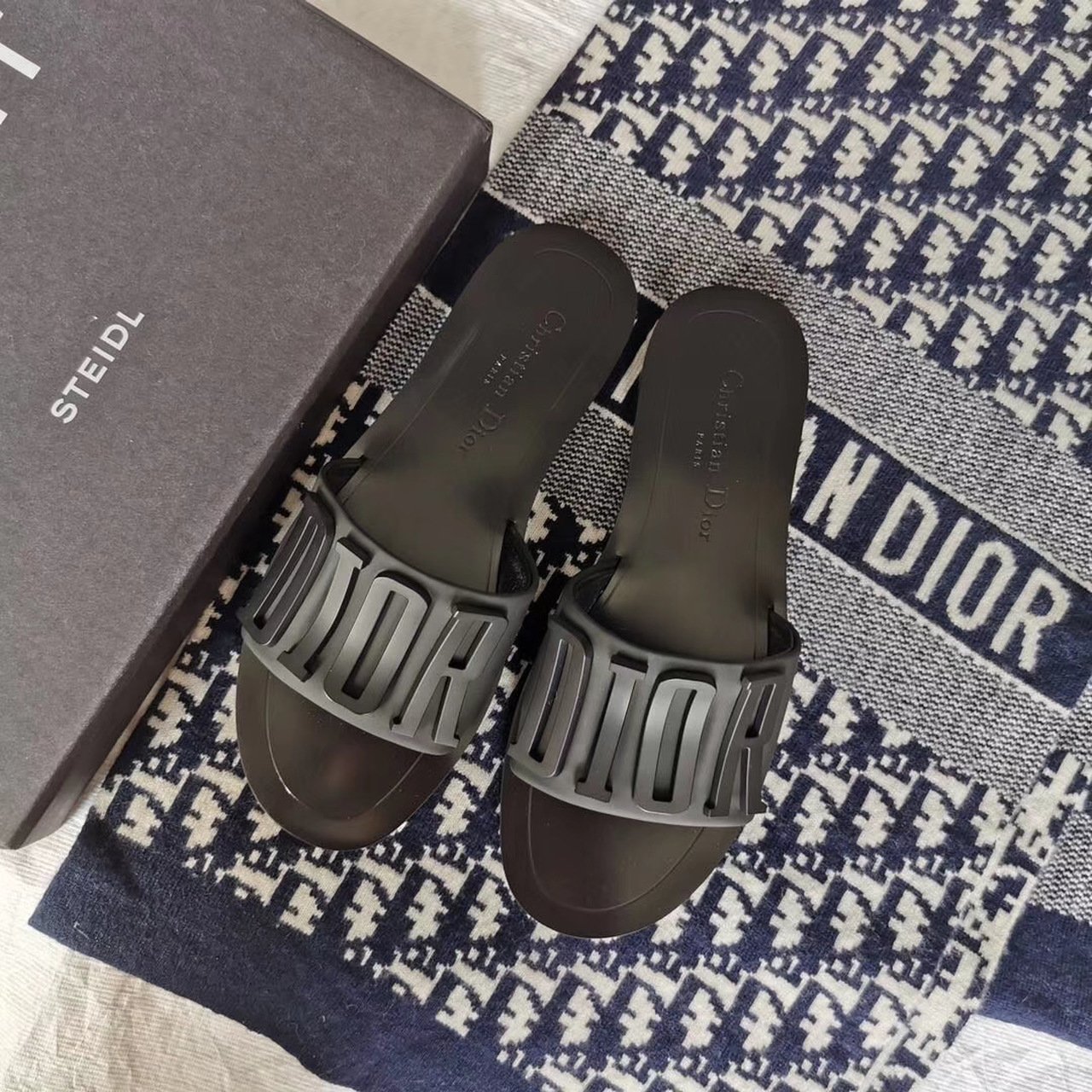 christian-dior-diorevolution-matte-logo-slippersspring-summer-2020-collection-black-rvr8y.jpg Christian Dior Diorevolution Matte Logo SlippersSpring /Summer 2020 Collection. Black - Premium Quality Streetwear Sneaker - Image 1